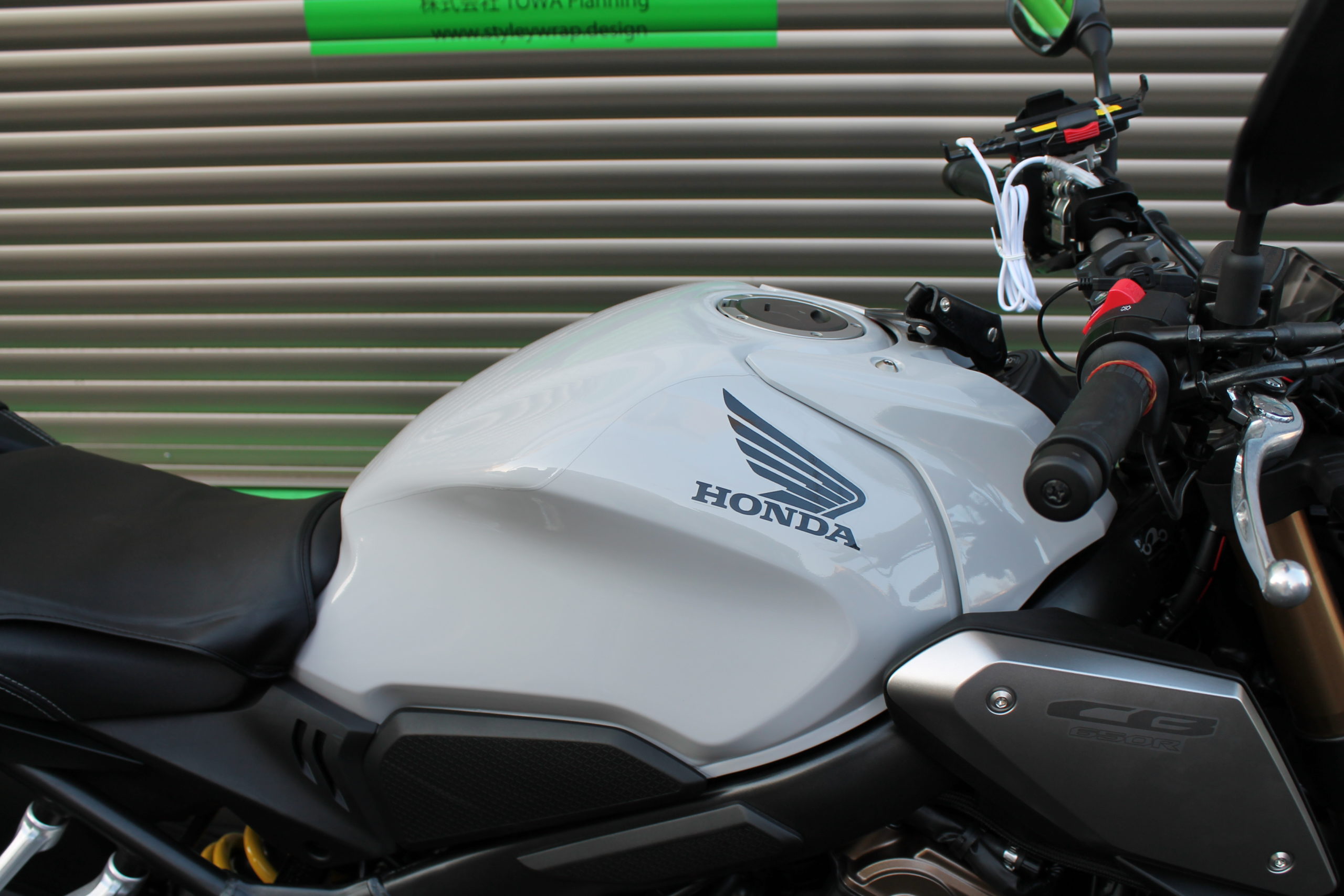 HONDA CB650R タンクラッピング - スタイリーラップ